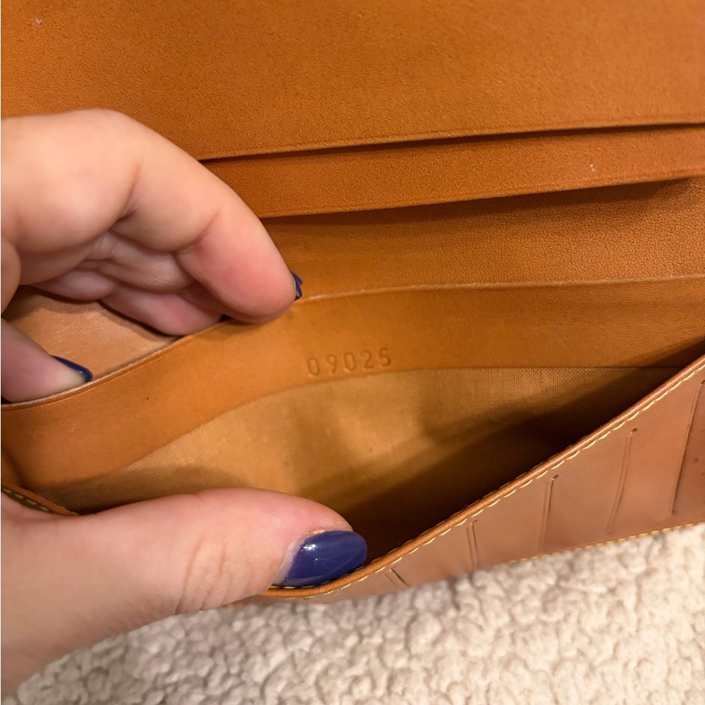 Alviero Martini Italian Leather Wallet - Picture 9 of 11